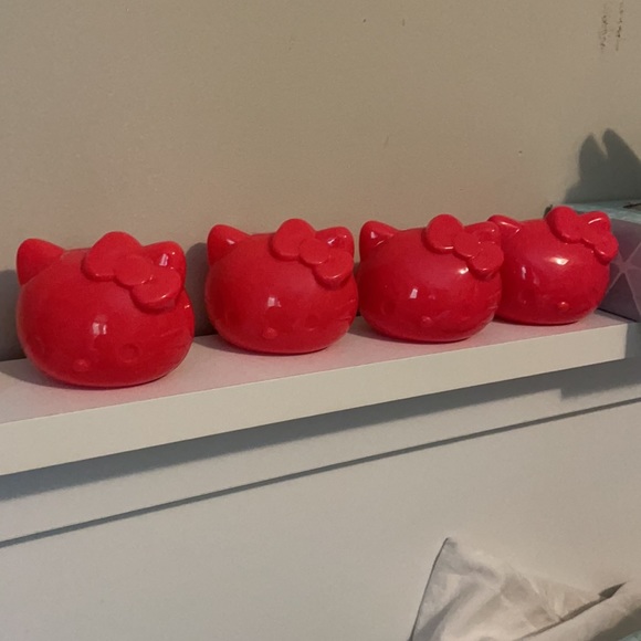 Hello Kitty Collectables - Picture 2 of 2